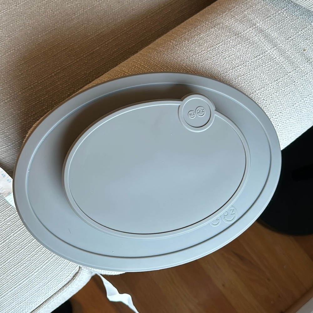 EZ PZ mini mat with lid in gray
